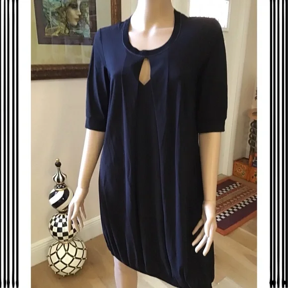 Elegant Black Dress with Keyhole Detail - Picture 1 of 3